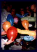 Ja, in Luftballons war alles versteckt, und auerdem noch eine Ladung kleiner Alu-Herzchen, von denen ich immernoch immer wieder das ein oder andere in meinem Zimmer finde.